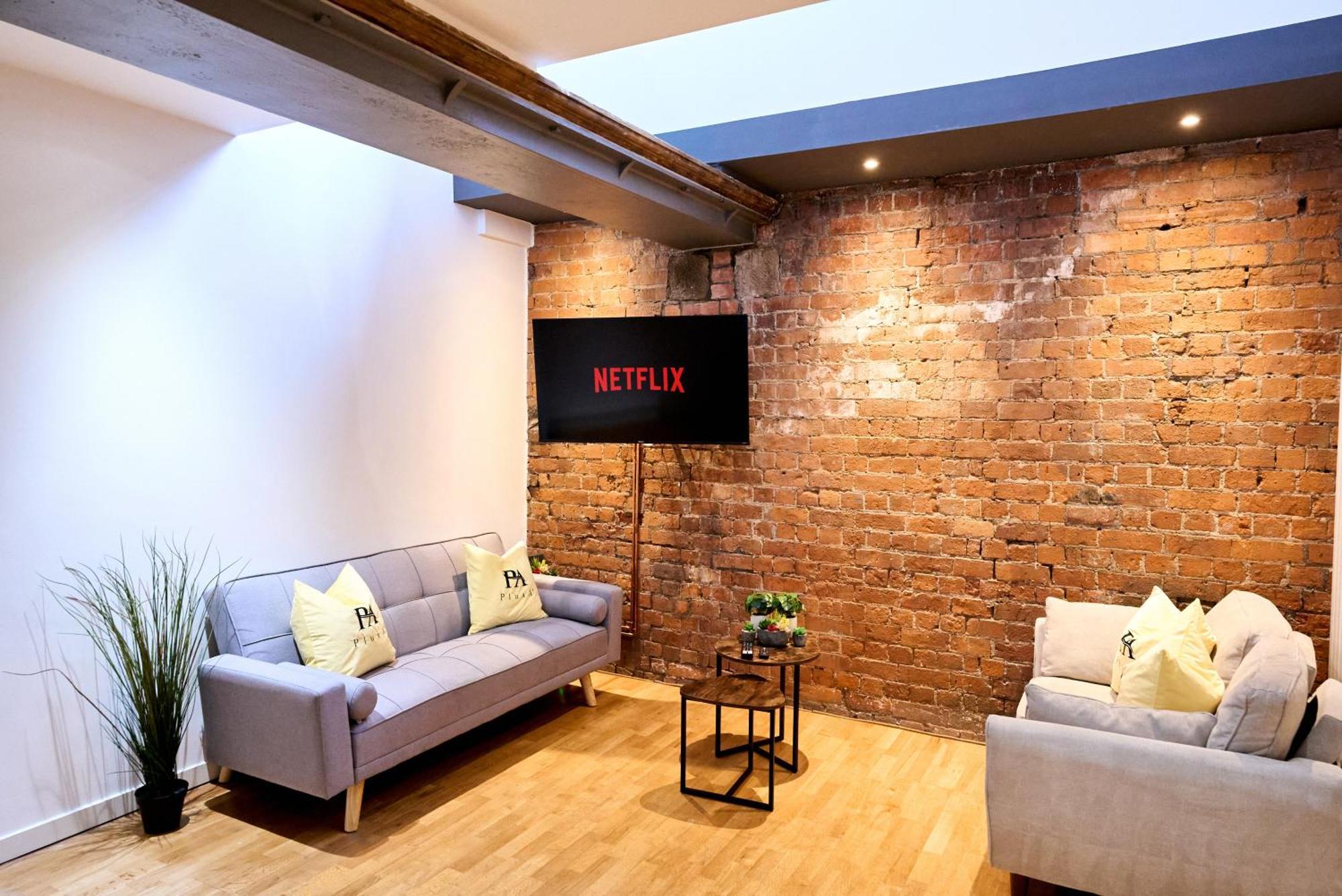 Pluxa Citronella -2 Floors Of Football Location With Workspace Apartment *