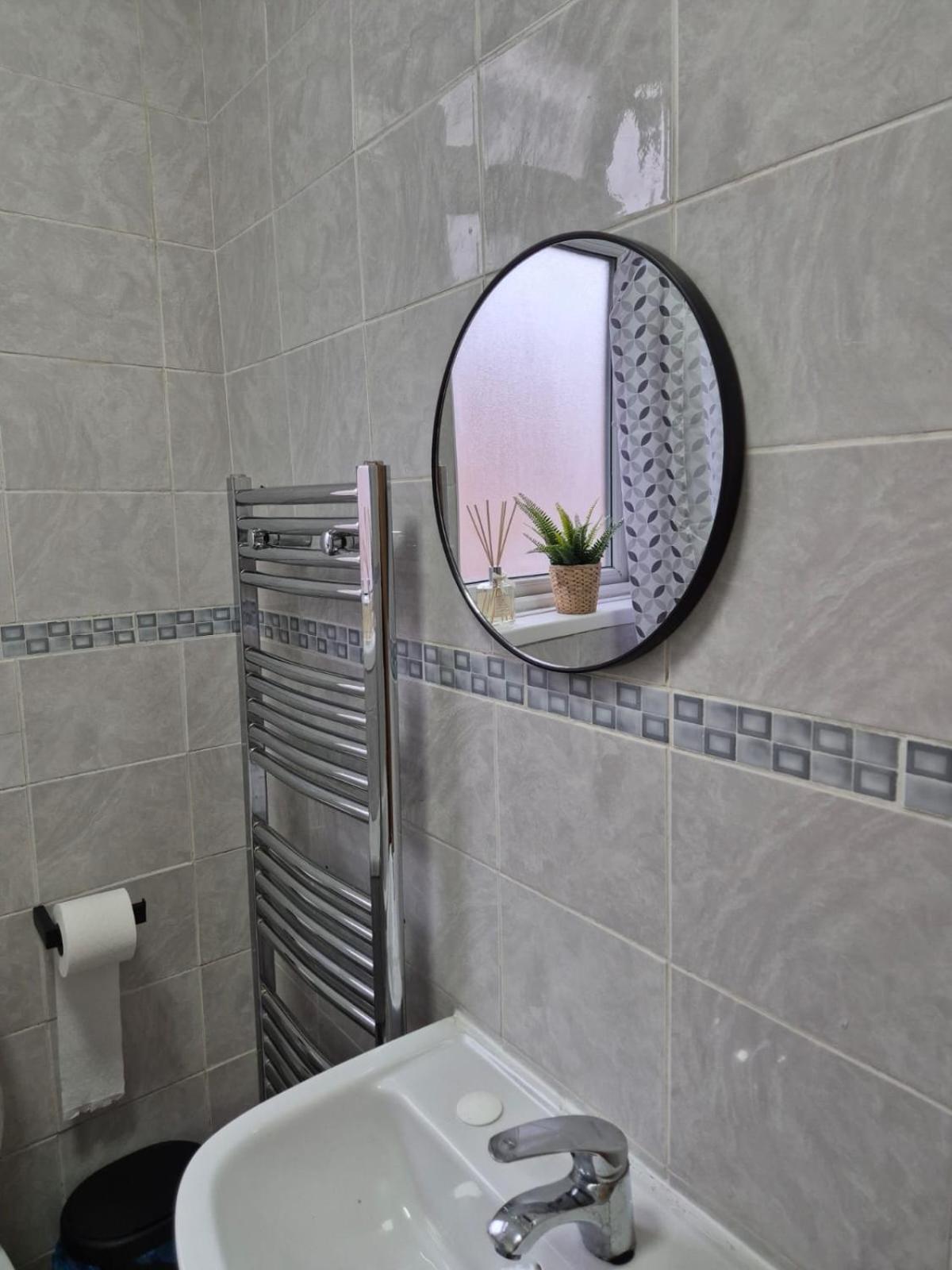 Homestay In 6 Minutes Drive To Victoria Station *