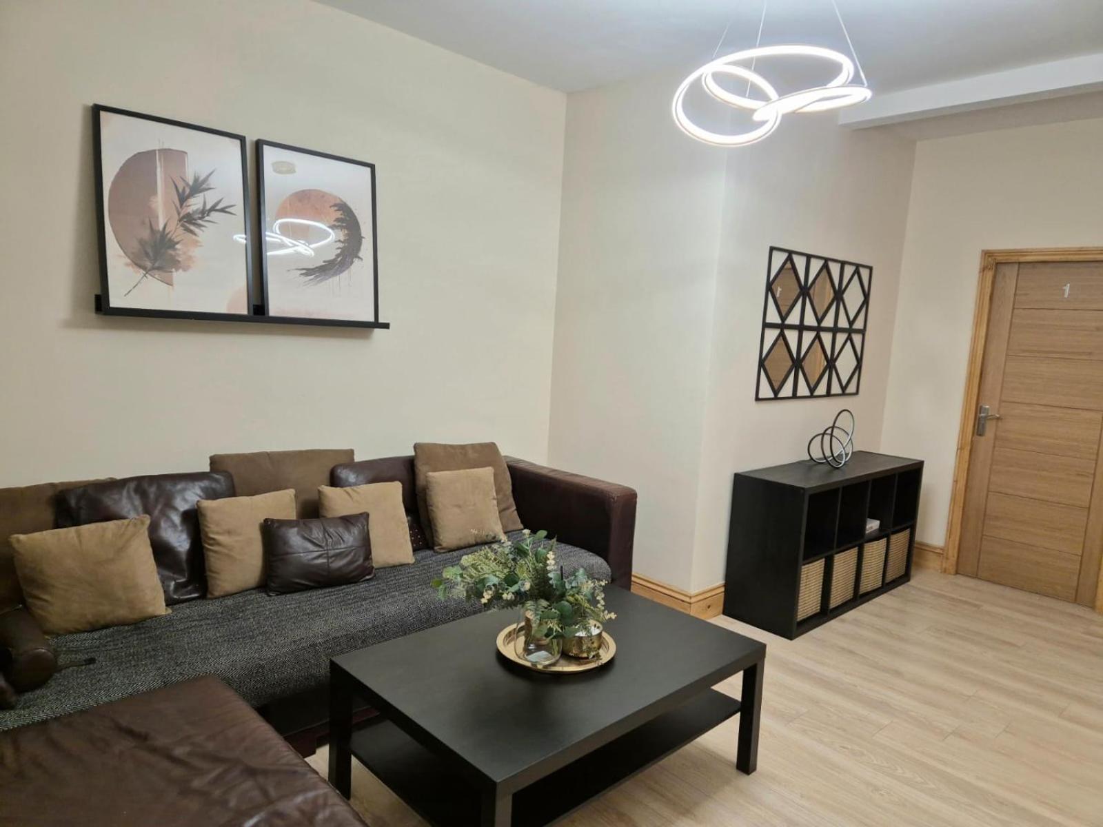 In 6 Minutes Drive To Victoria Station Homestay