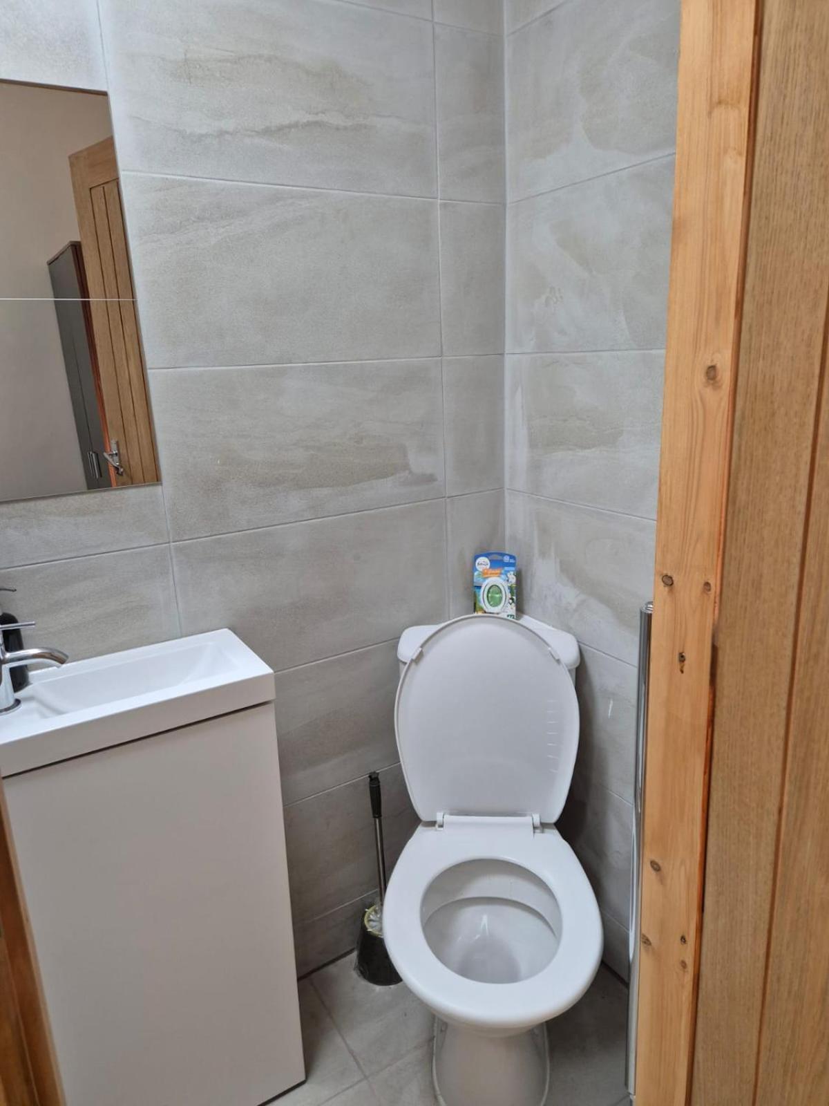 Homestay In 6 Minutes Drive To Victoria Station