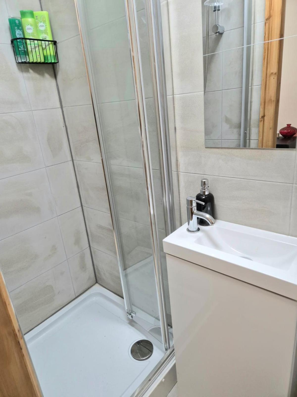 In 6 Minutes Drive To Victoria Station Homestay Manchester