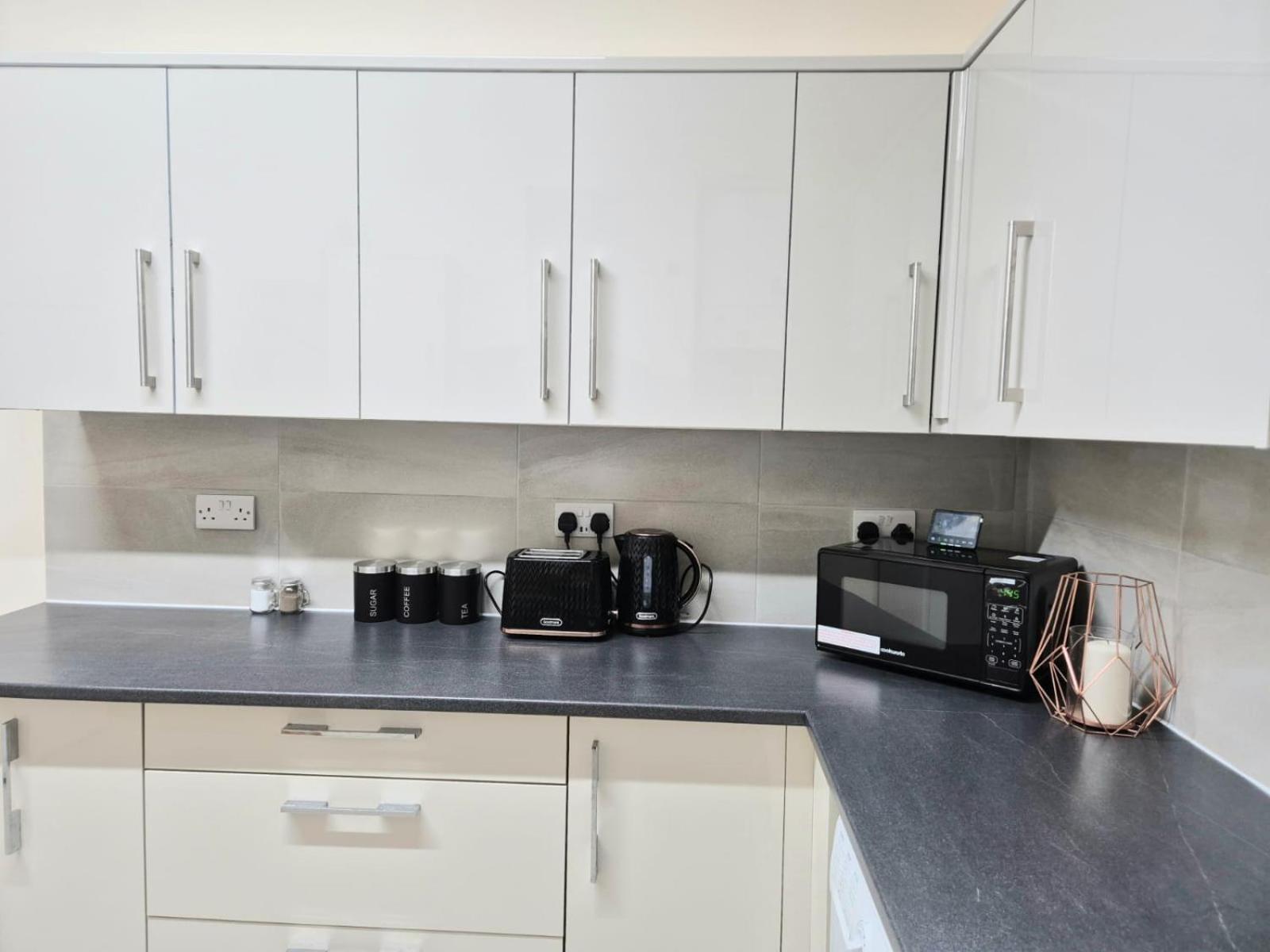 Homestay In 6 Minutes Drive To Victoria Station *