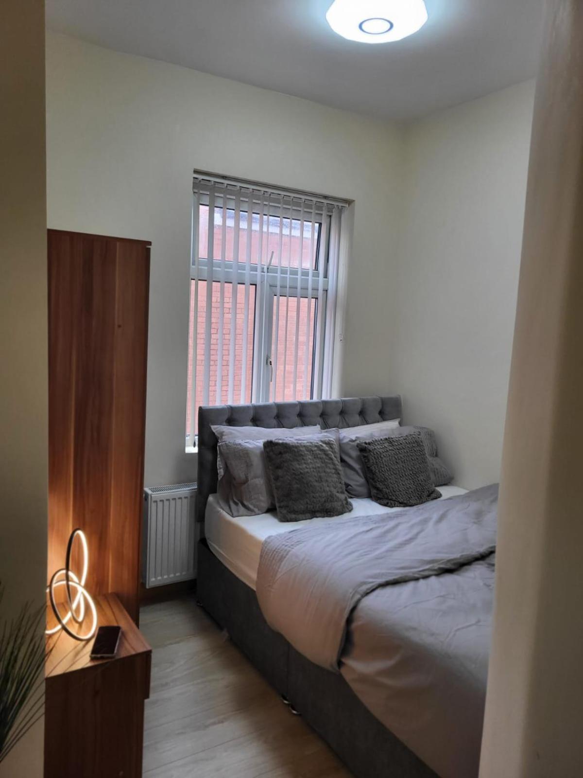 In 6 Minutes Drive To Victoria Station Homestay *