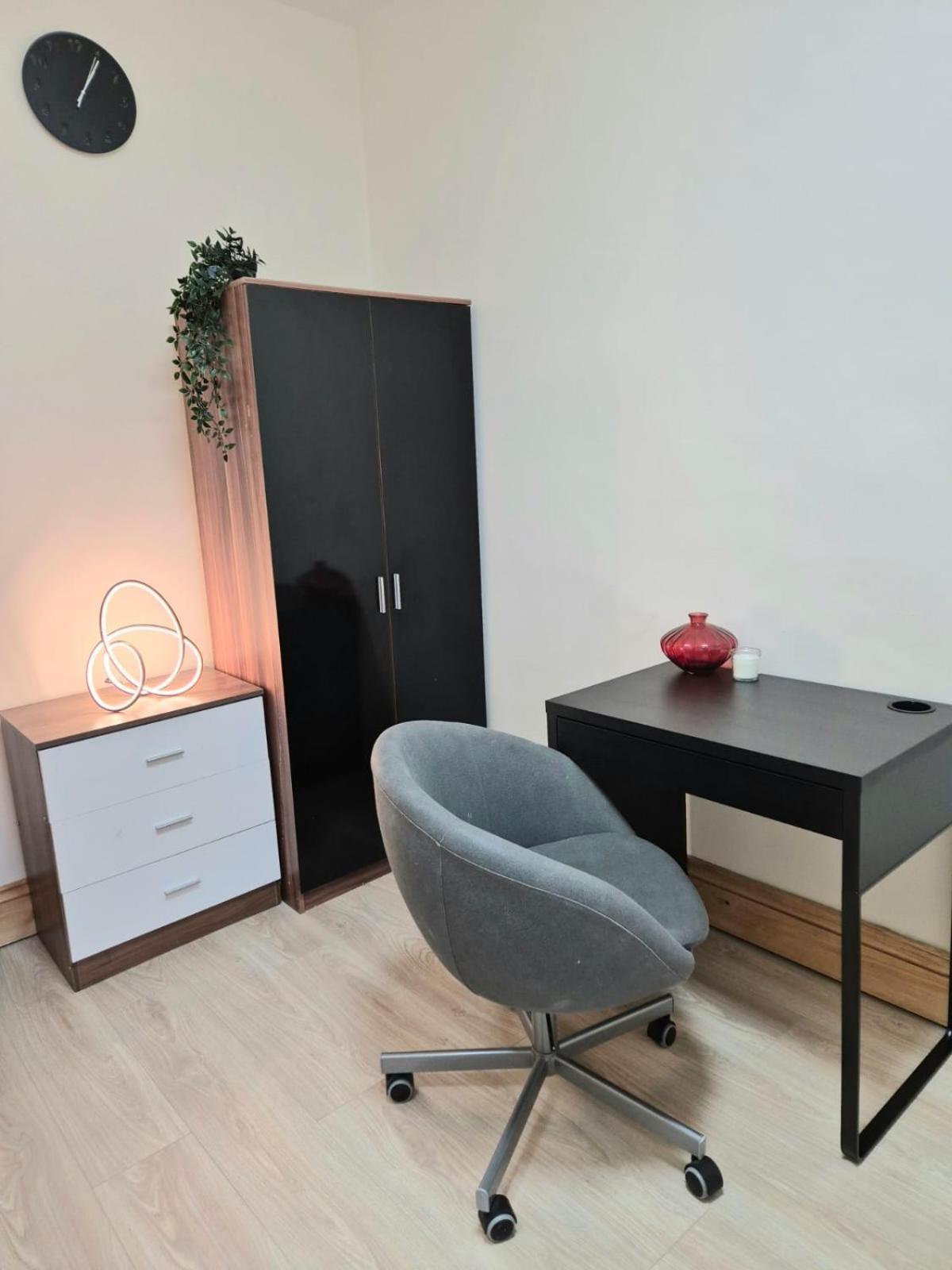In 6 Minutes Drive To Victoria Station Homestay