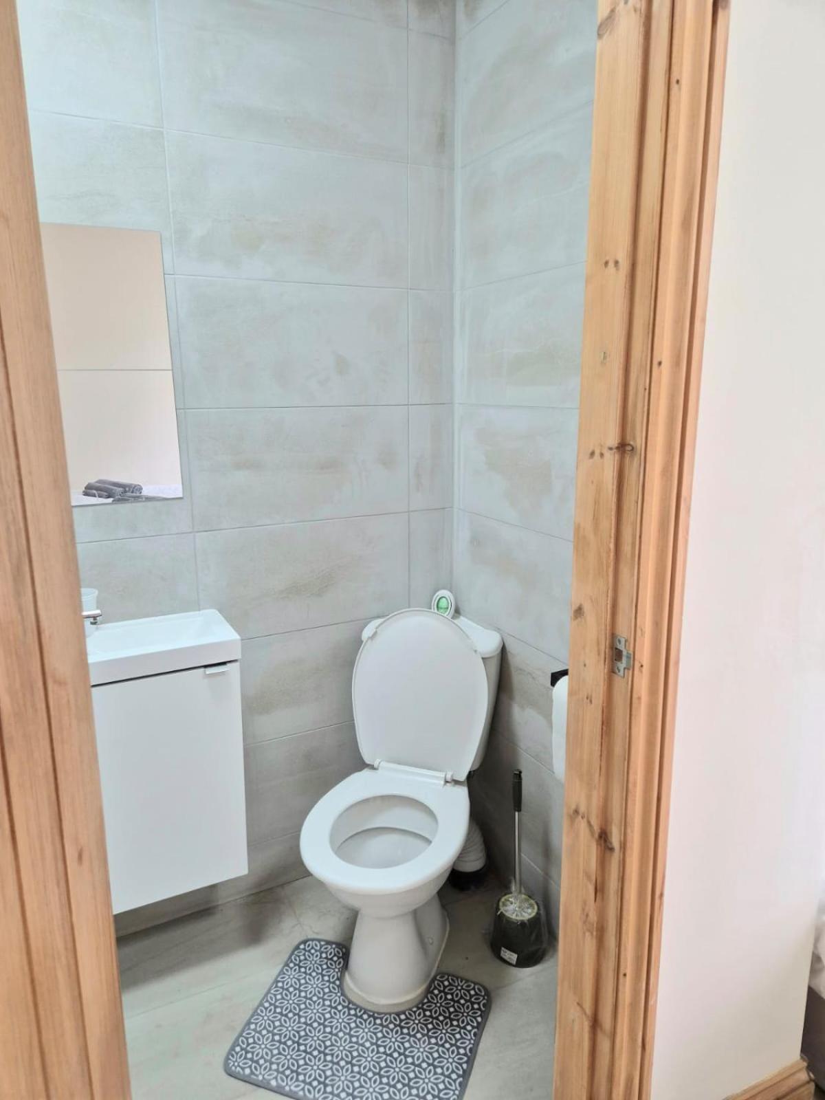 Homestay In 6 Minutes Drive To Victoria Station
