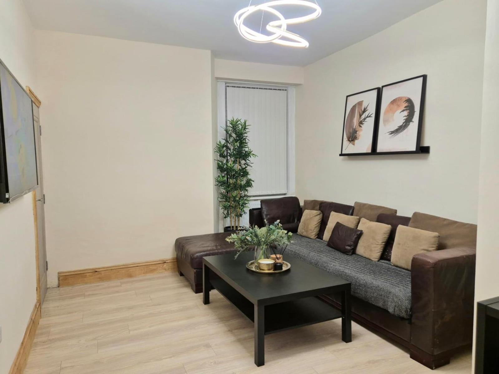 In 6 Minutes Drive To Victoria Station Homestay Manchester