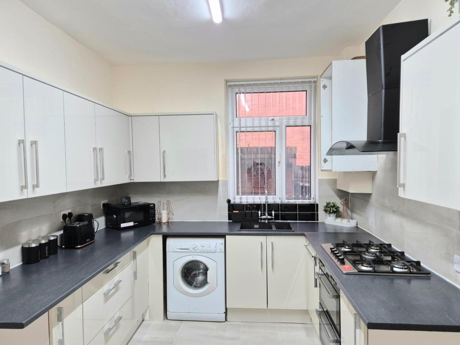 In 6 Minutes Drive To Victoria Station * Manchester
