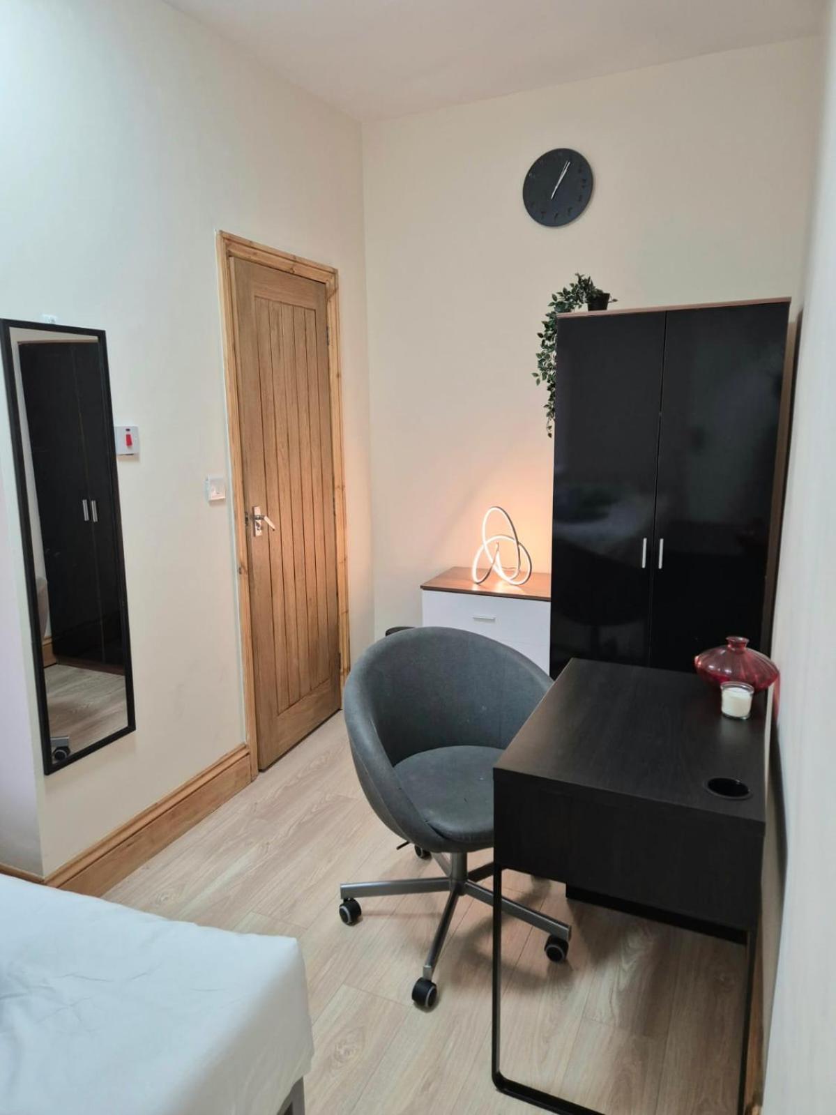 Homestay In 6 Minutes Drive To Victoria Station