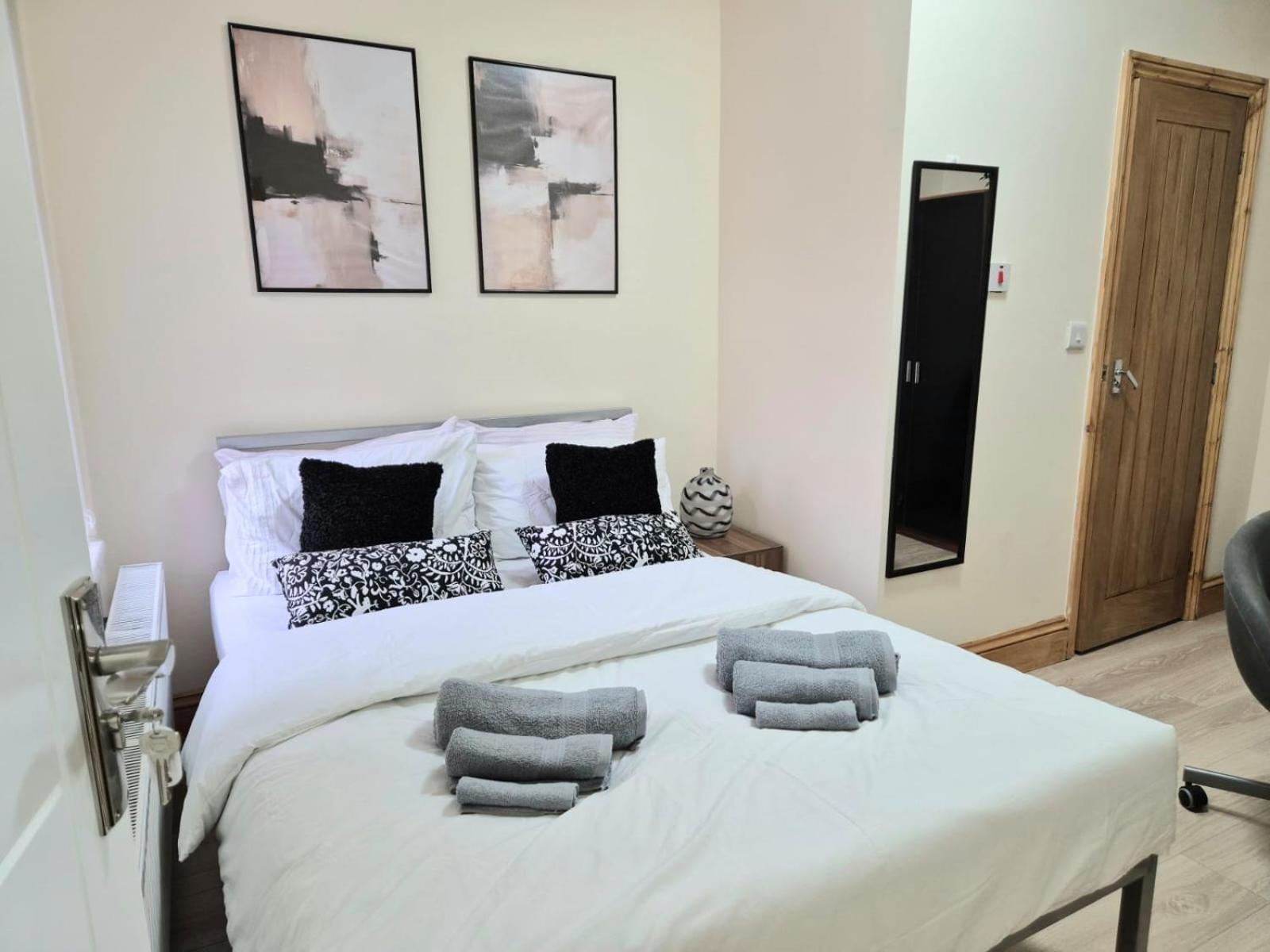 Homestay In 6 Minutes Drive To Victoria Station *