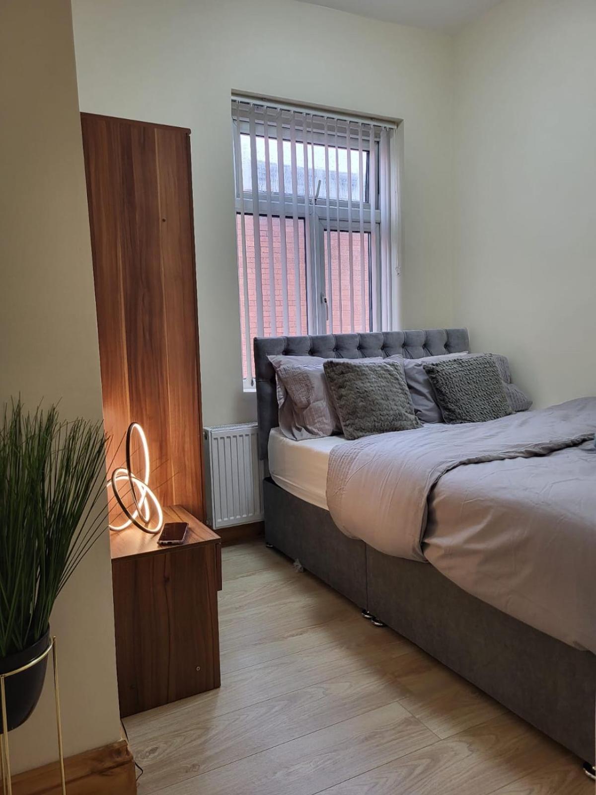 In 6 Minutes Drive To Victoria Station Homestay