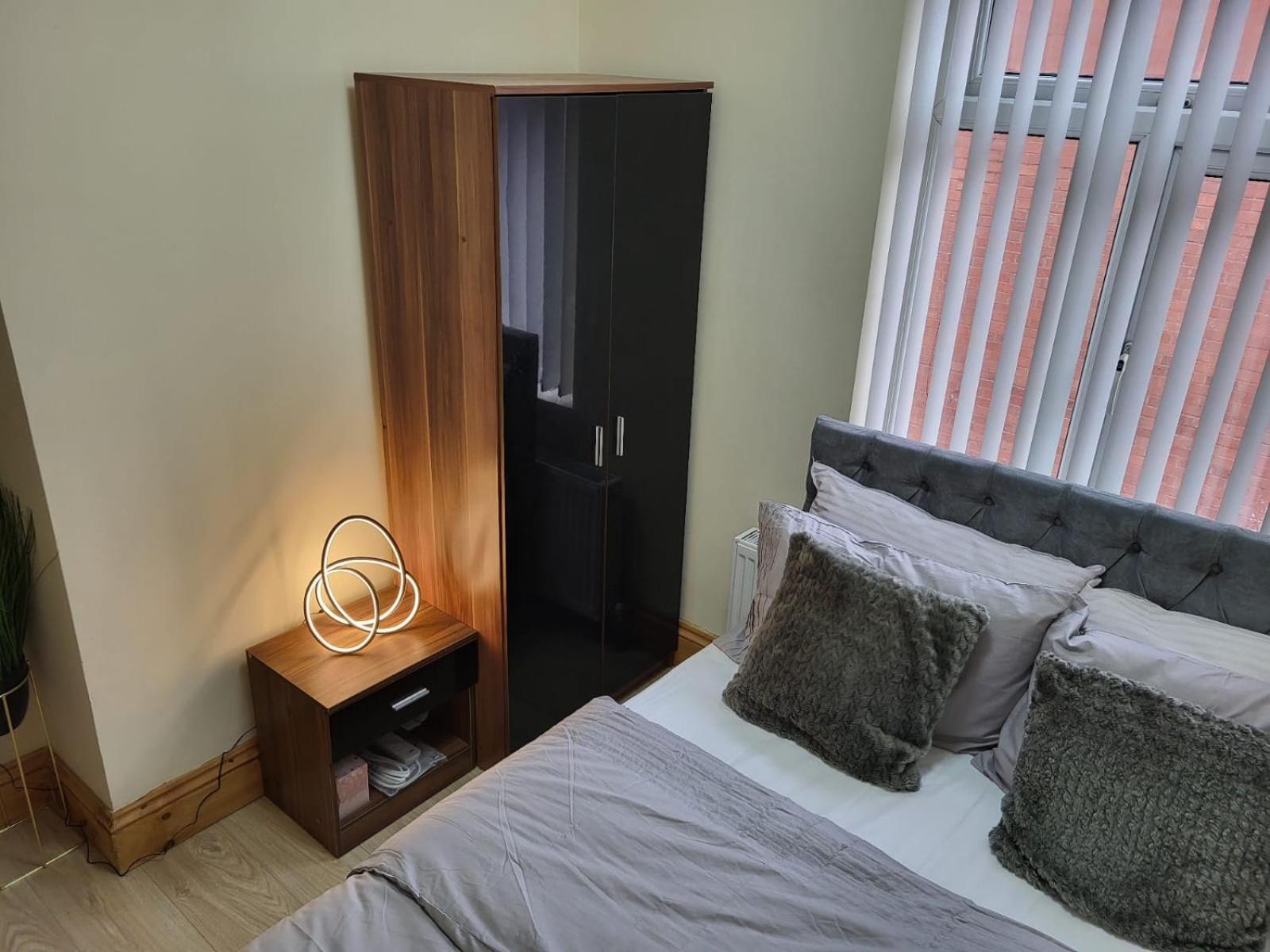 In 6 Minutes Drive To Victoria Station Homestay *