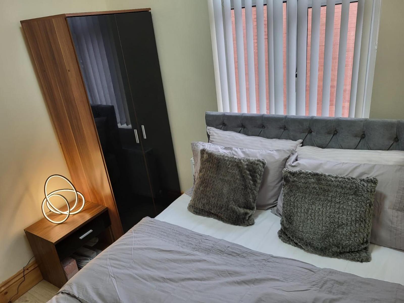 In 6 Minutes Drive To Victoria Station Homestay