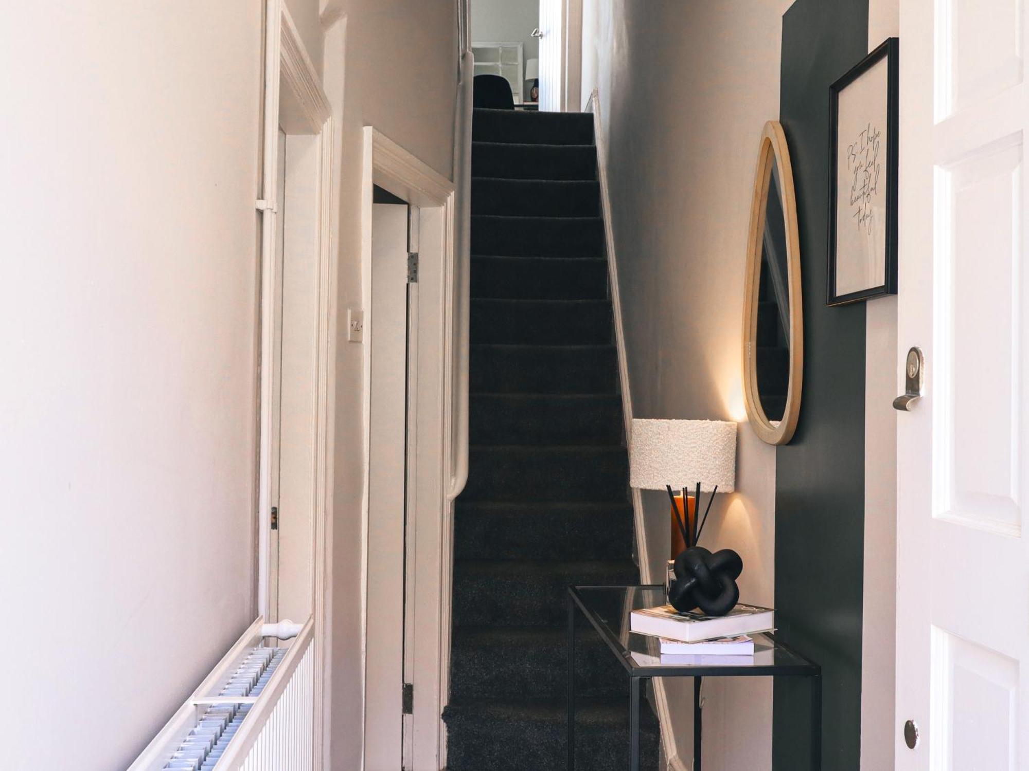 Spacious Stylish Home With Free Parking 10 Mins To Manchester Centre & Ao Arena Ideal For Groups & Long Stays *