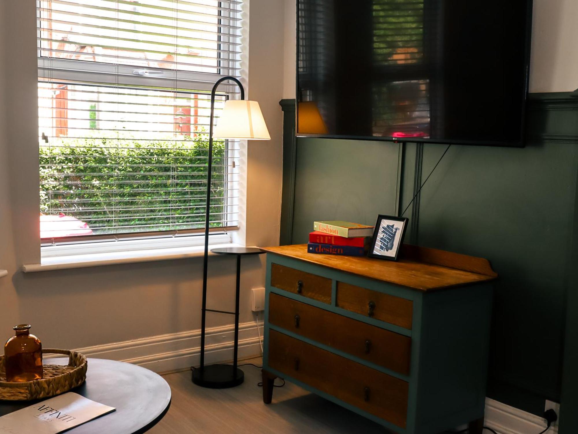 Holiday home Spacious Stylish Home With Free Parking 10 Mins To Manchester Centre & Ao Arena Ideal For Groups & Long Stays *