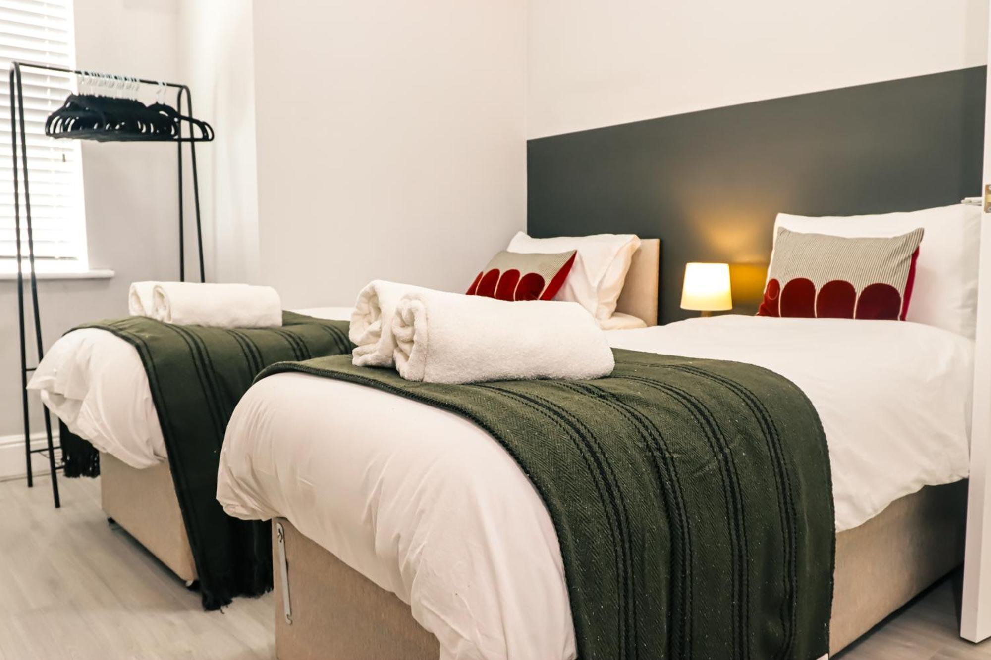 Spacious Stylish Home With Free Parking 10 Mins To Manchester Centre & Ao Arena Ideal For Groups & Long Stays Holiday home Manchester