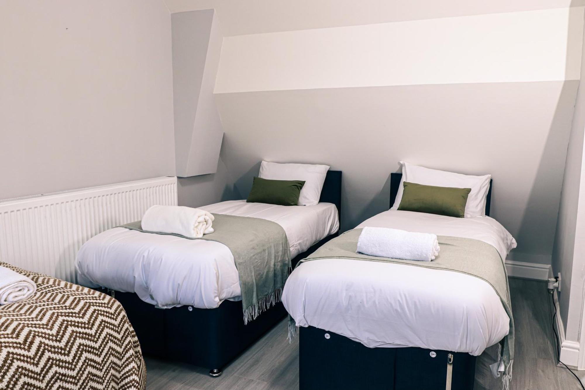 Spacious Stylish Home With Free Parking 10 Mins To Manchester Centre & Ao Arena Ideal For Groups & Long Stays Holiday home