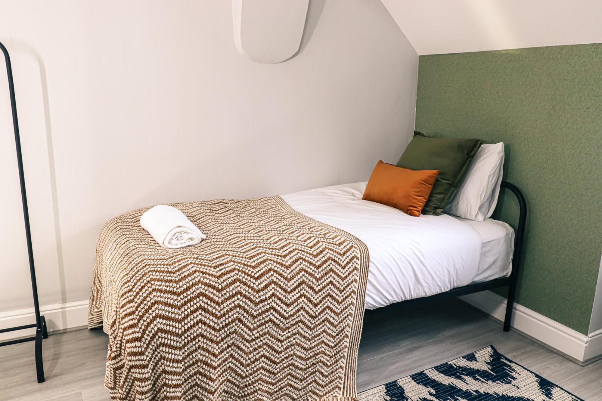 Spacious Stylish Home With Free Parking 10 Mins To Manchester Centre & Ao Arena Ideal For Groups & Long Stays Manchester