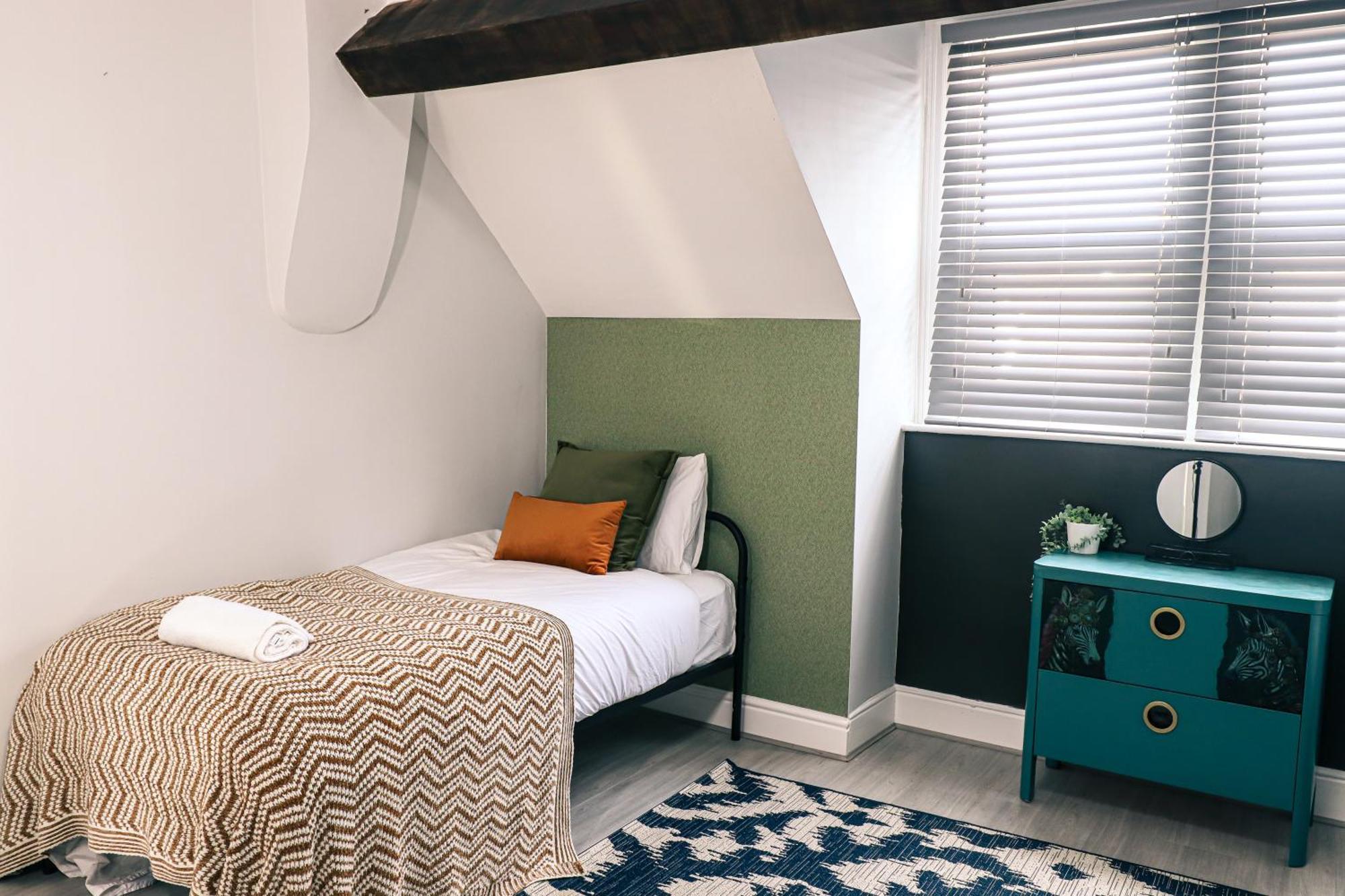 Spacious Stylish Home With Free Parking 10 Mins To Manchester Centre & Ao Arena Ideal For Groups & Long Stays Holiday home *
