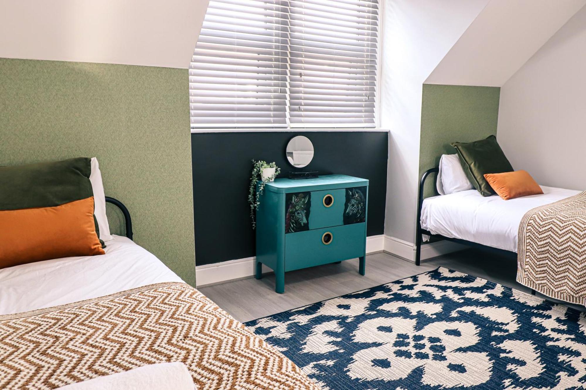 Spacious Stylish Home With Free Parking 10 Mins To Manchester Centre & Ao Arena Ideal For Groups & Long Stays Holiday home *
