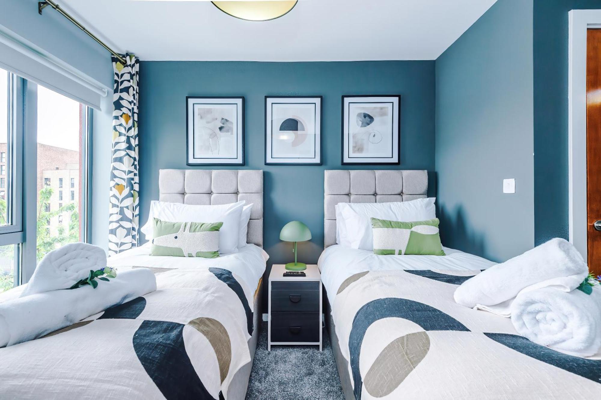 New! Stunning 2-bed In By 53 Degrees Property, Amazing Location - Sleeps 6!