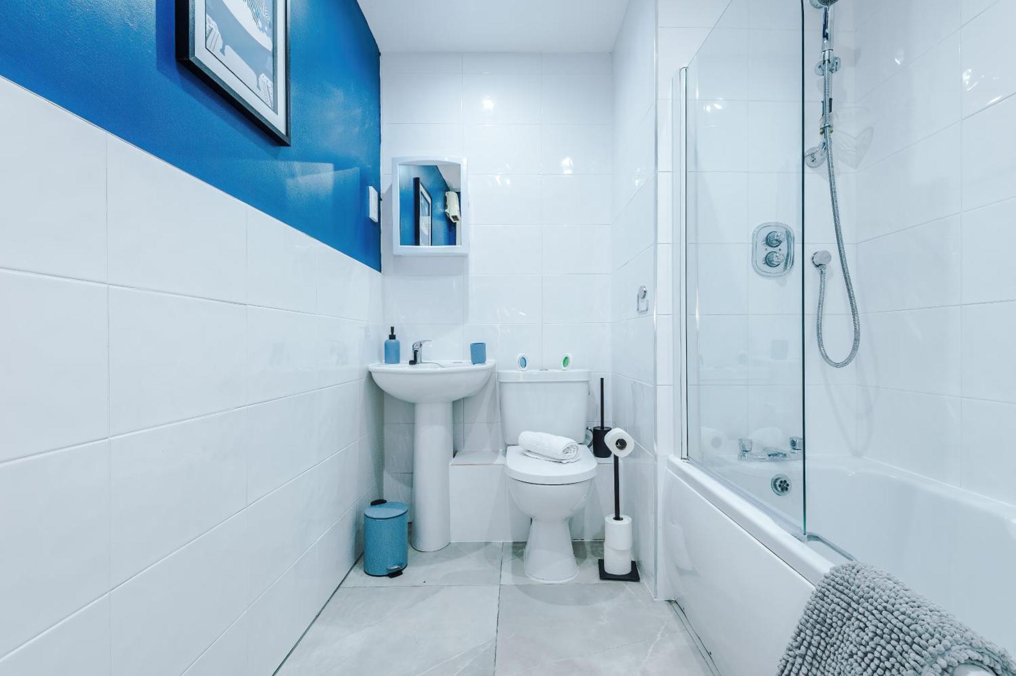Apartment New! Stunning 2-bed In By 53 Degrees Property, Amazing Location - Sleeps 6!