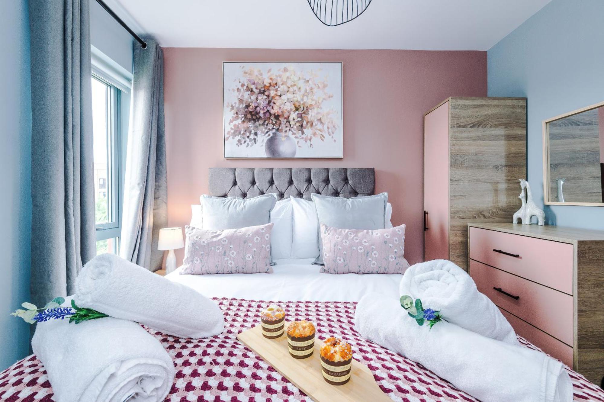 New! Stunning 2-bed In By 53 Degrees Property, Amazing Location - Sleeps 6! *