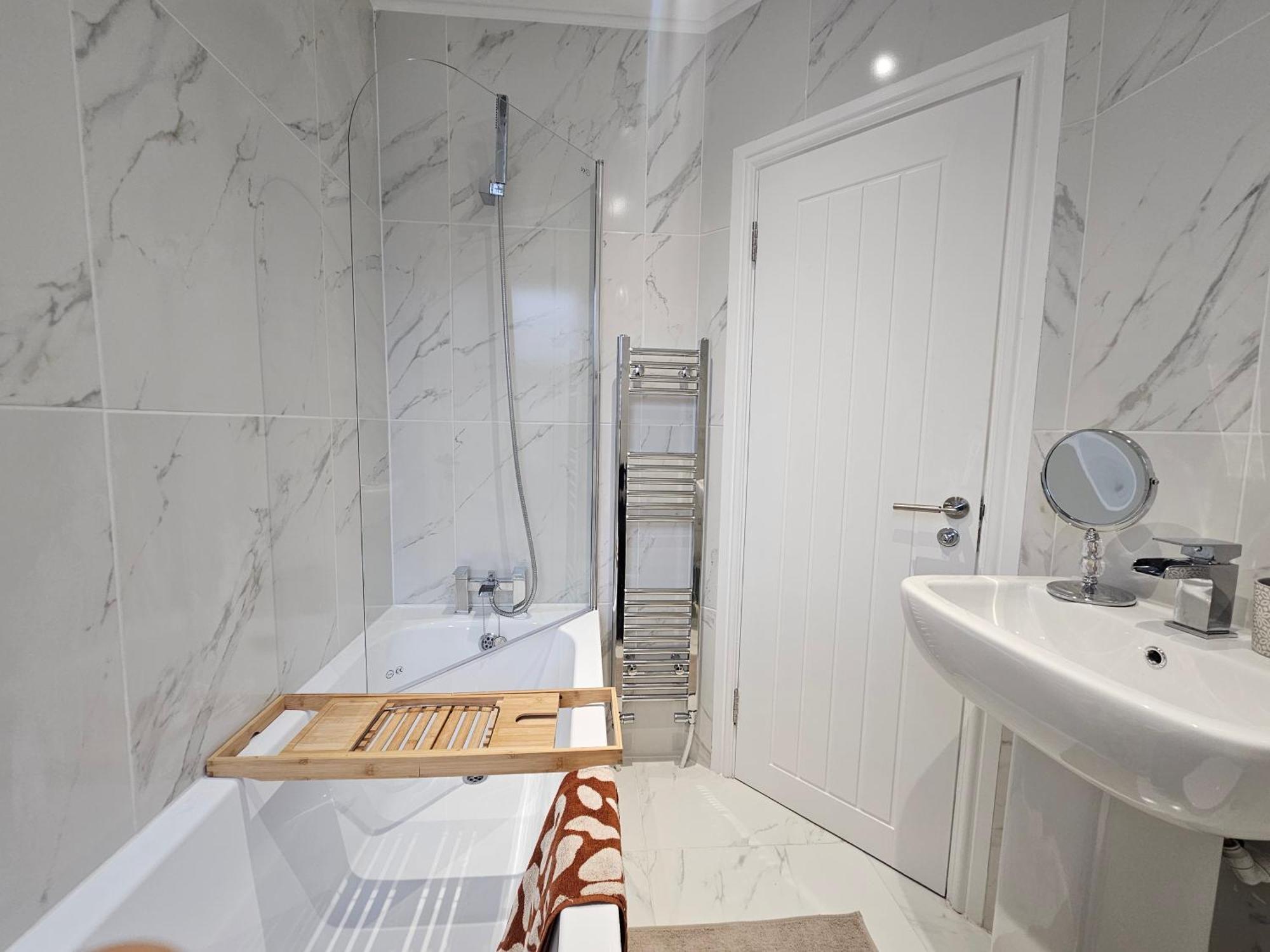 Spacious Stylish Home With Free Parking 10 Mins To Manchester Centre & Ao Arena Ideal For Groups & Long Stays Holiday home