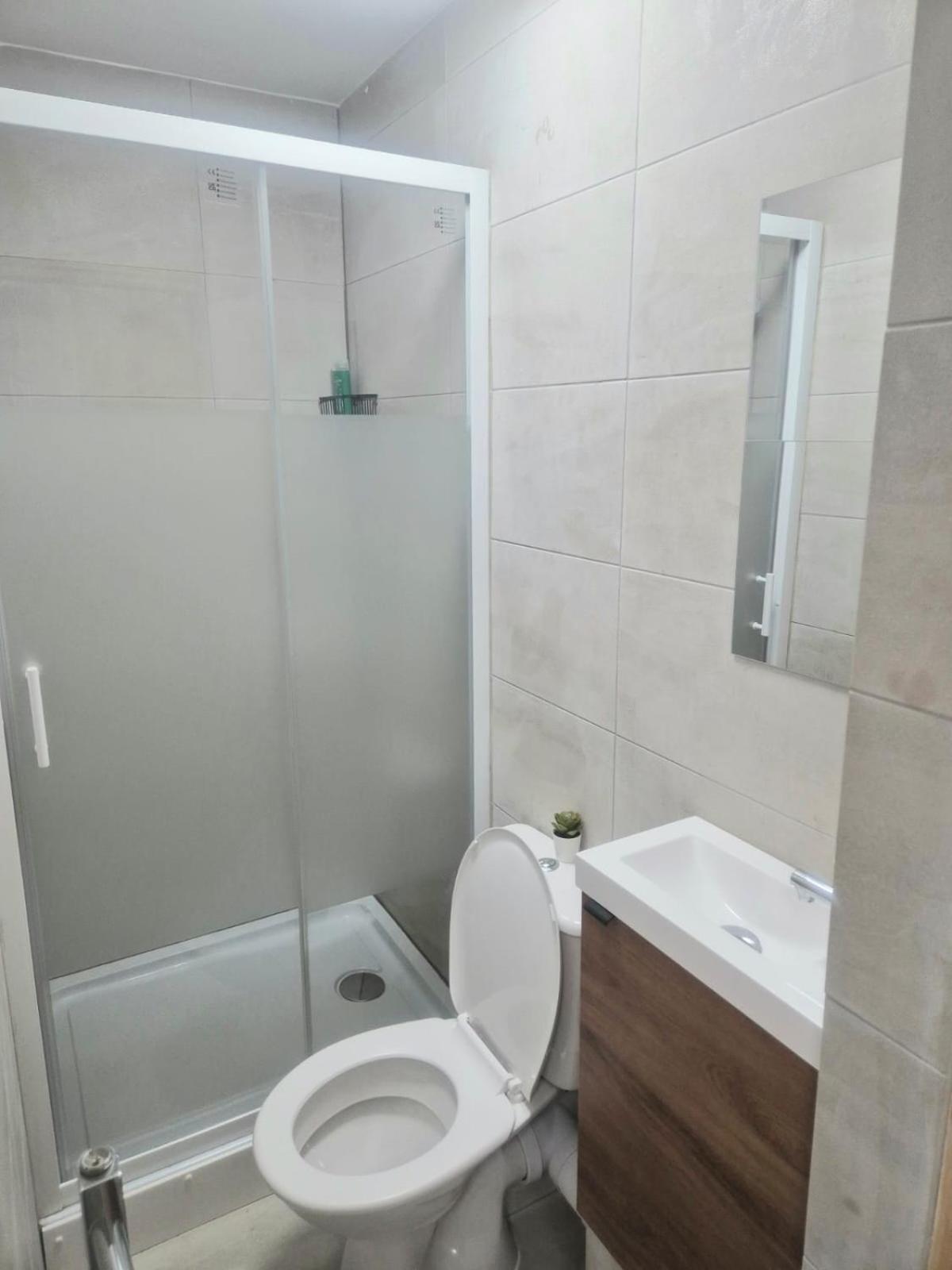 Homestay In 6 Minutes Drive To Victoria Station *