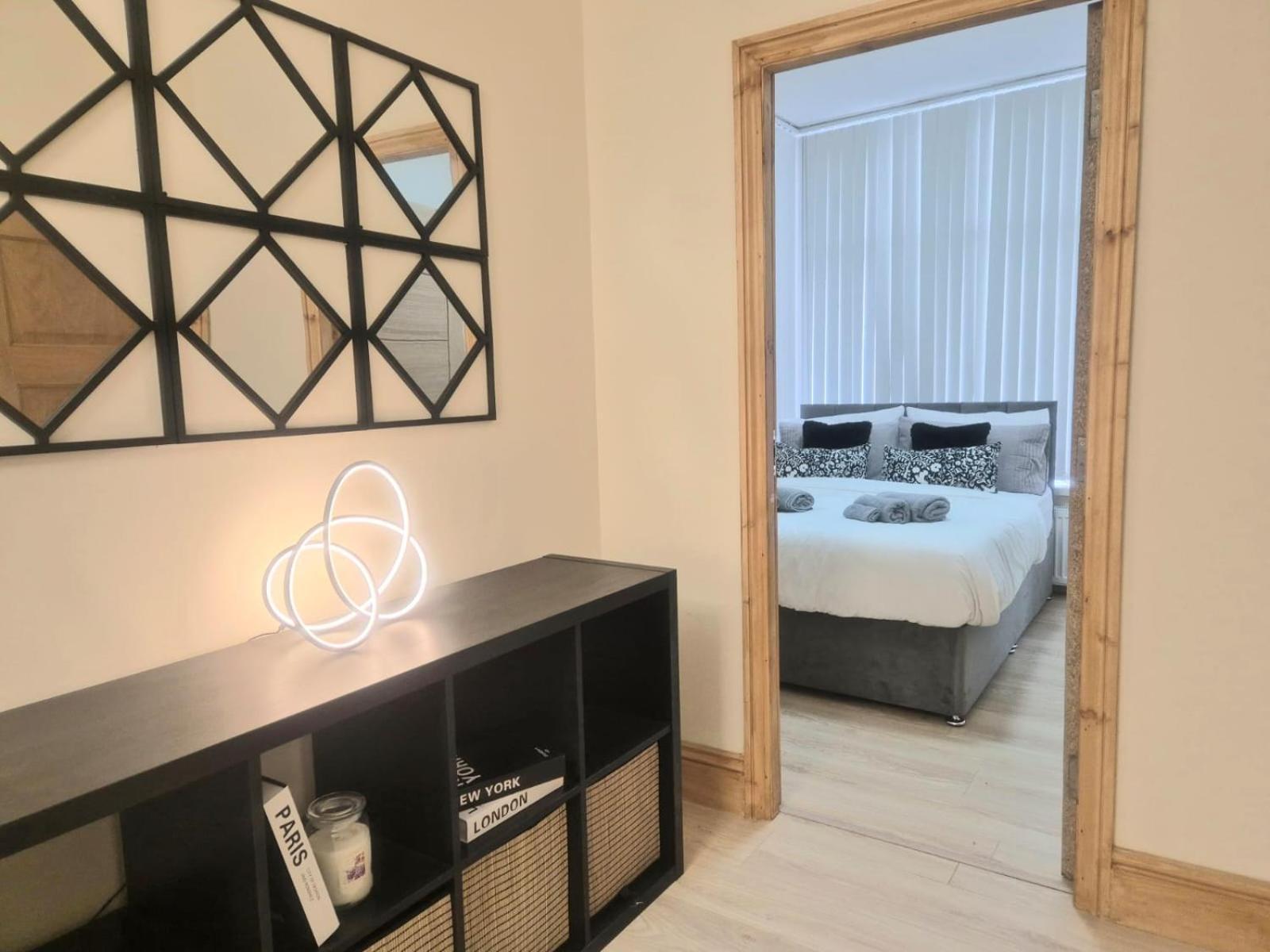 In 6 Minutes Drive To Victoria Station Homestay Manchester