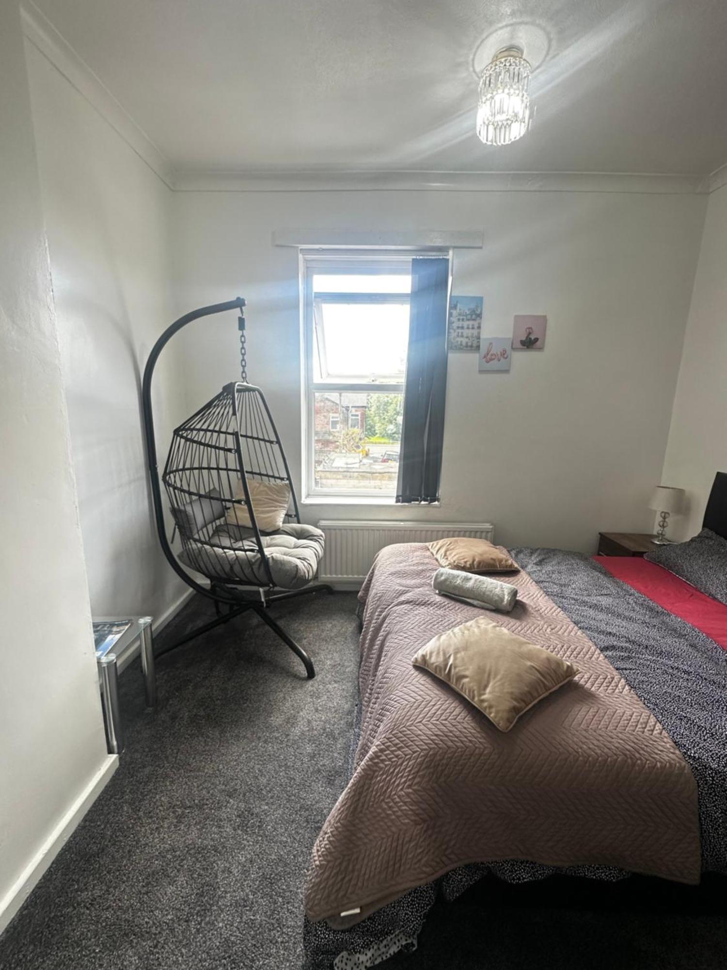 Lovely + Free Parking * Manchester