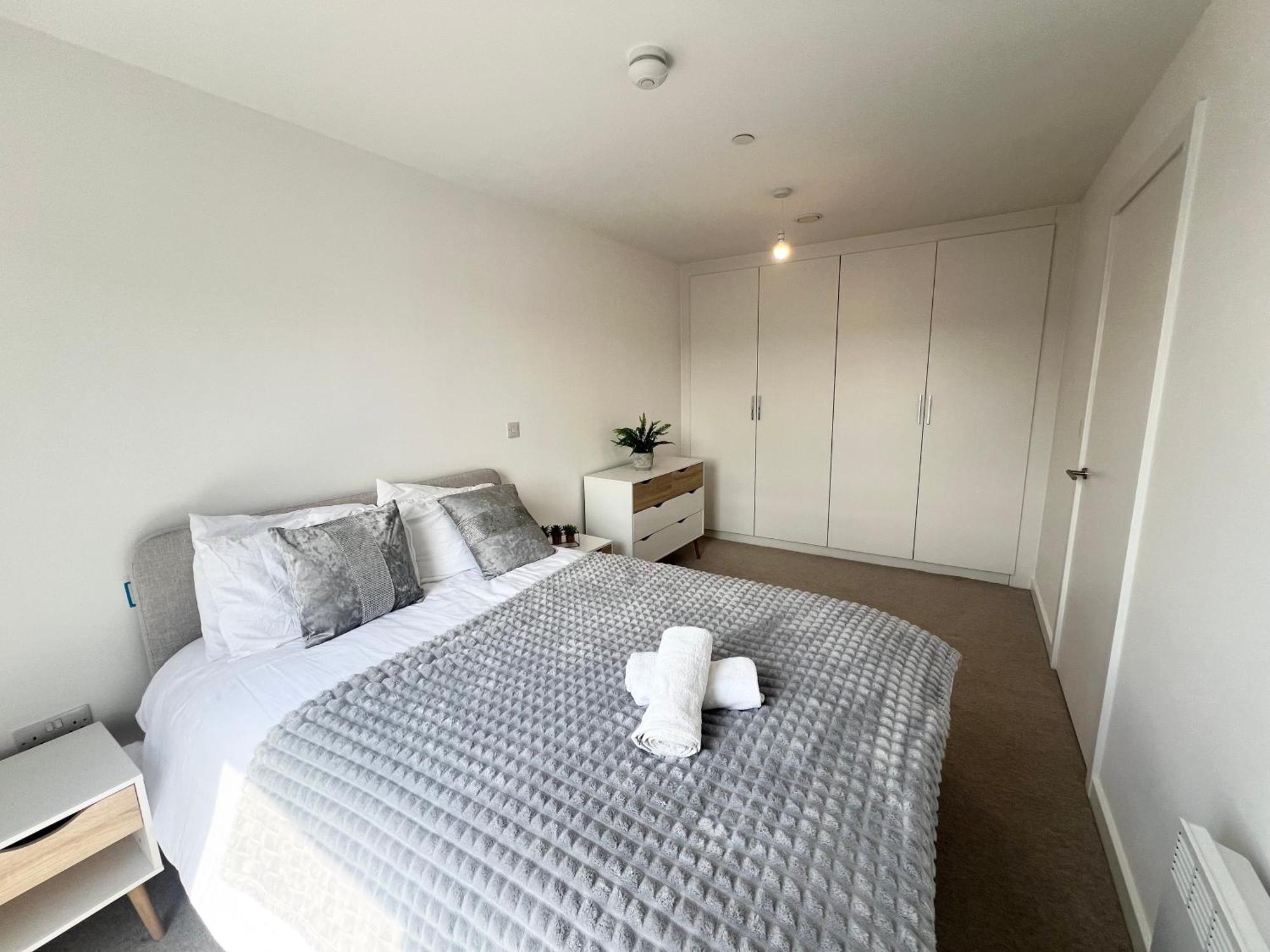Lovely 2 Bedroom Apartment *