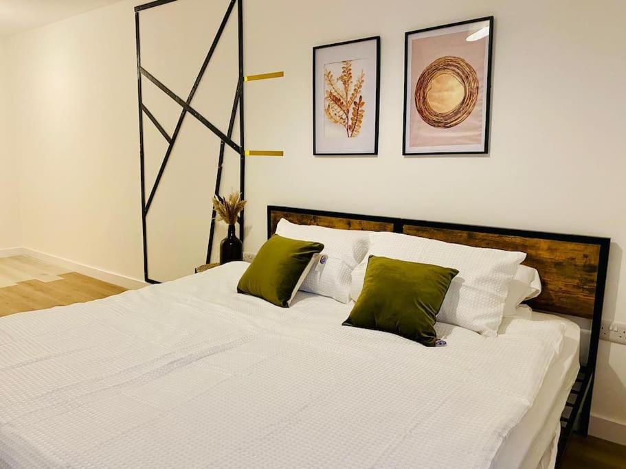 1 Big Stunning Bedroom In An Central To Piccadilly, Mancity Stadium, And Coop Live Apartment *