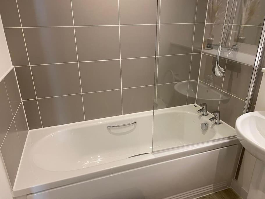 1 Big Stunning Bedroom In An Central To Piccadilly, Mancity Stadium, And Coop Live Apartment *