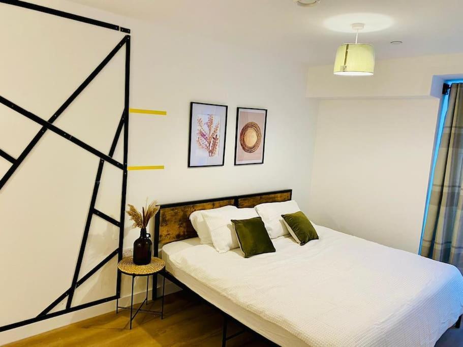 1 Big Stunning Bedroom In An Central To Piccadilly, Mancity Stadium, And Coop Live * Manchester