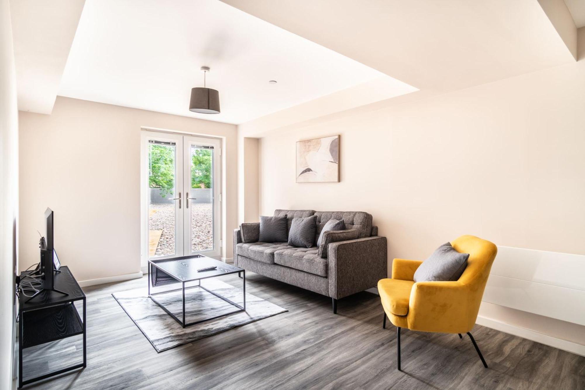 Bright & Stylish 2 Bed In Apartment *