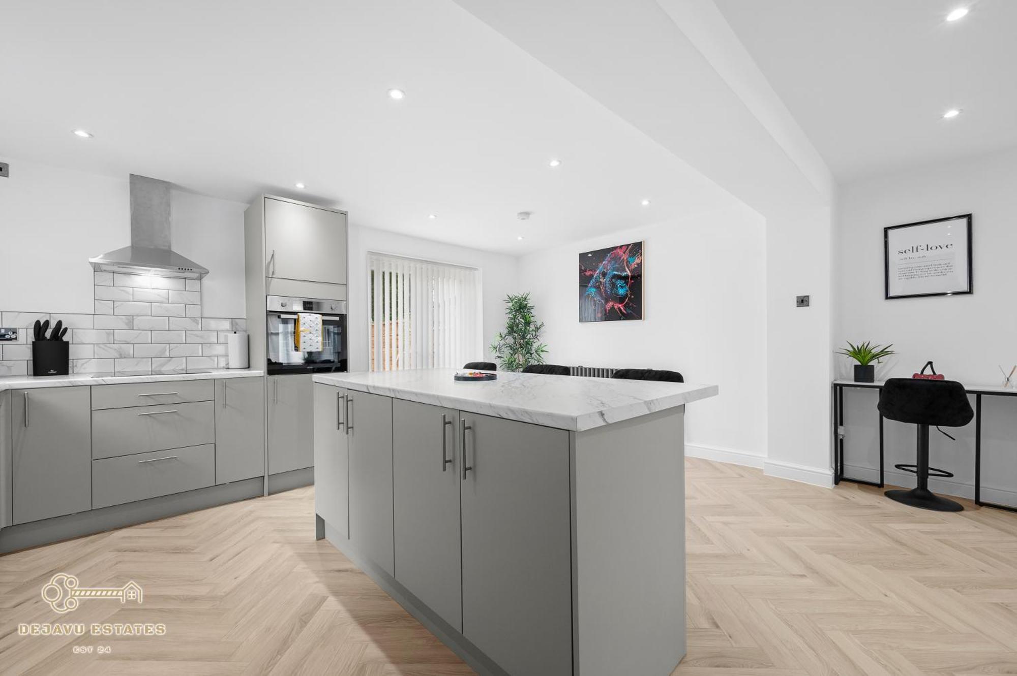 Entire Modern & Spacious 3bdr In Right Next To Coop Live & Ethiad