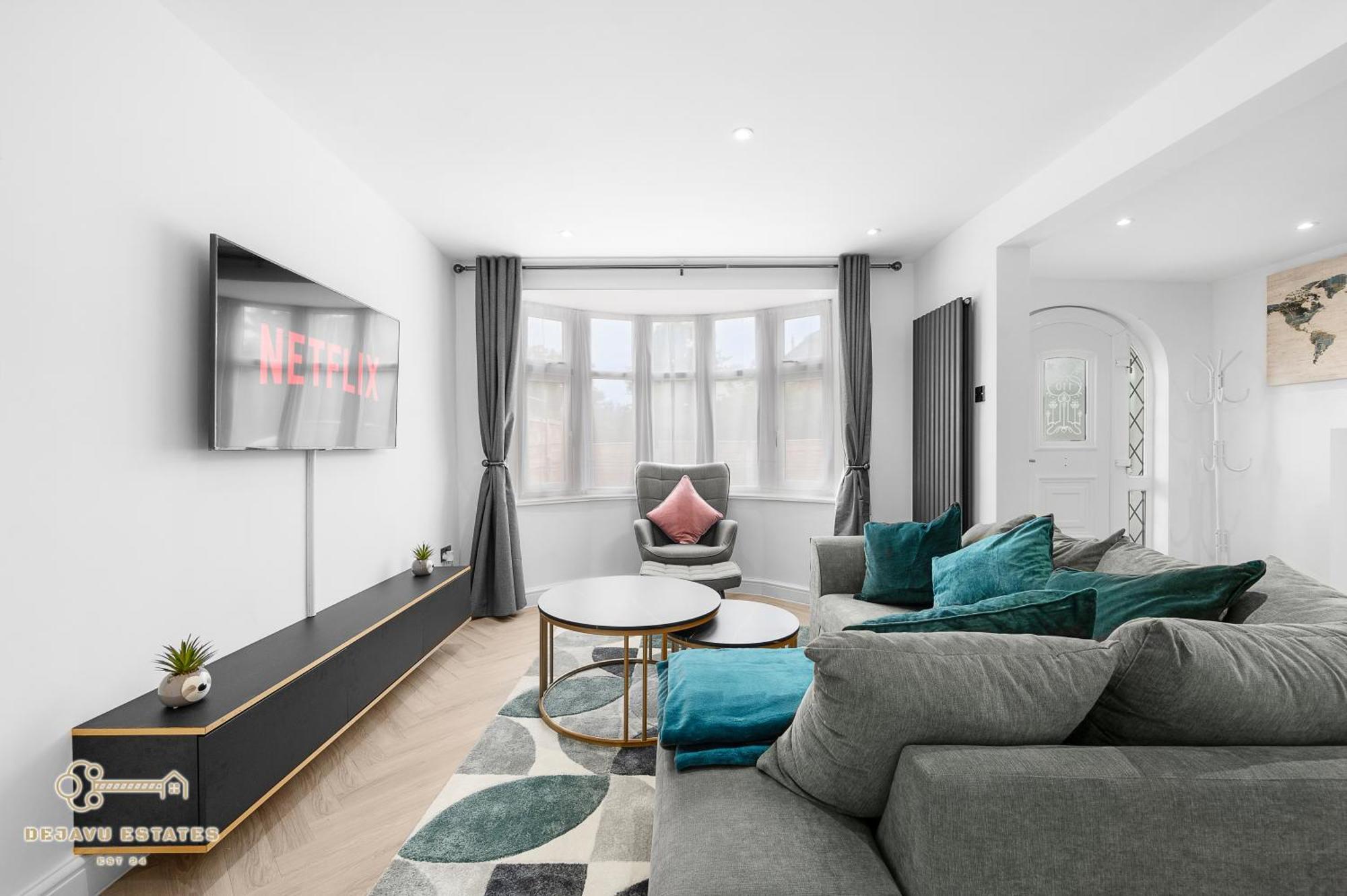 Entire Modern & Spacious 3bdr In Right Next To Coop Live & Ethiad Holiday home *
