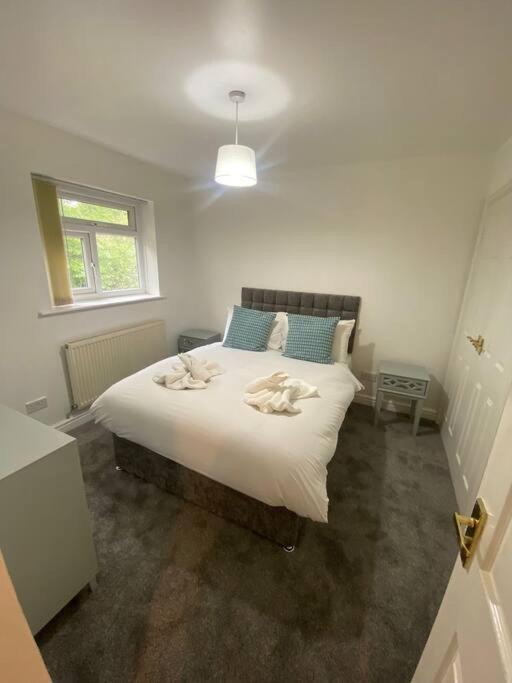 Cosy 4br In Prestwich With Free Parking