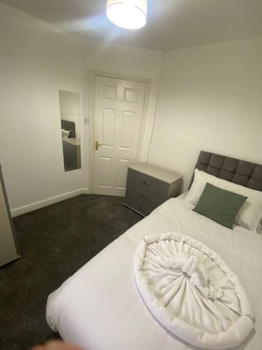 Cosy 4br In Prestwich With Free Parking