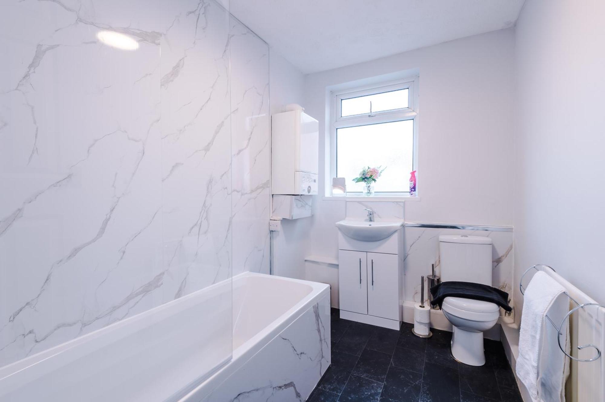Sleek And Stylish 3 Bedroom Holiday home Manchester