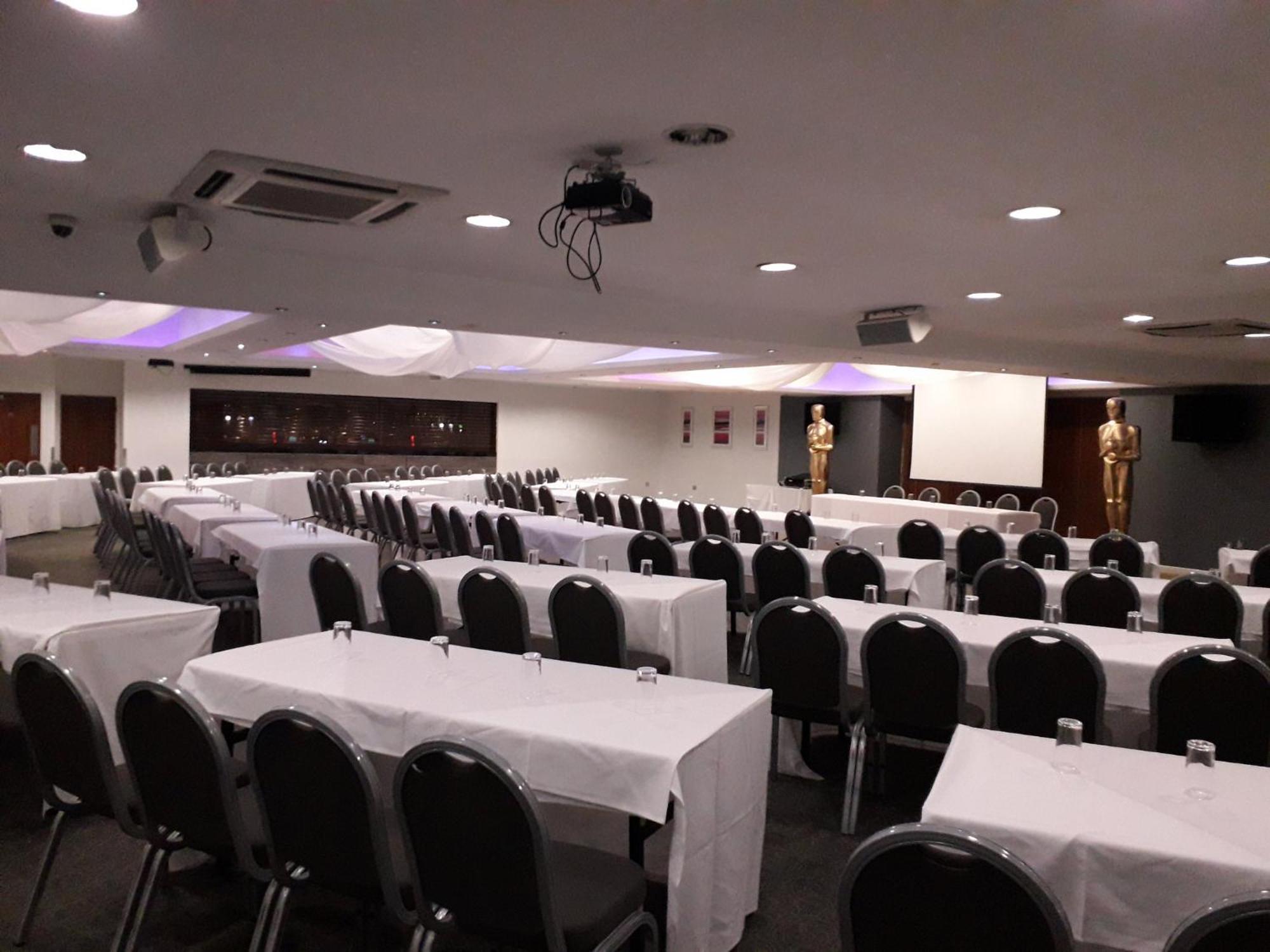 - - Oldham By Ihg Hotel 3*