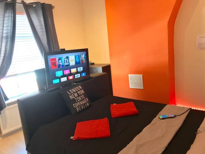 King Tv-bed En-suite Mediacity, Mufc, Salford Manchester