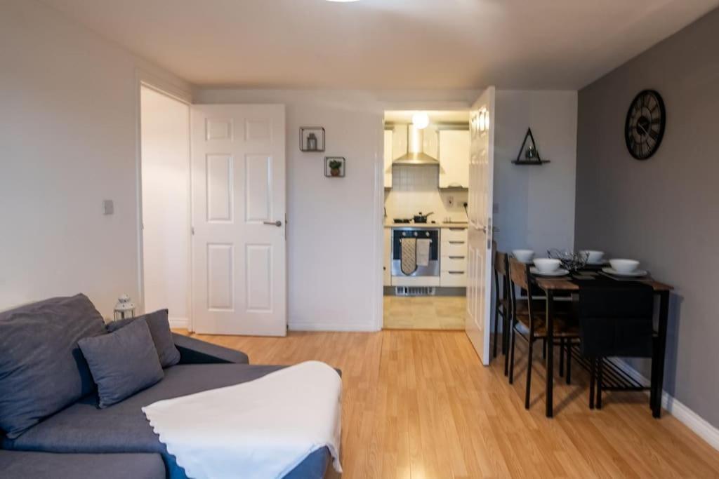 Centre Apartment, Free Parking, Sleeps 6, Smart Tvs, Long Term Disc Apartment Manchester