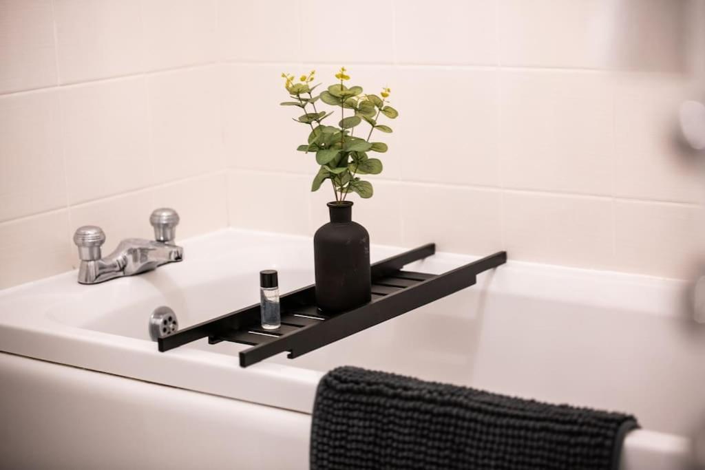 Centre Apartment, Free Parking, Sleeps 6, Smart Tvs, Long Term Disc *