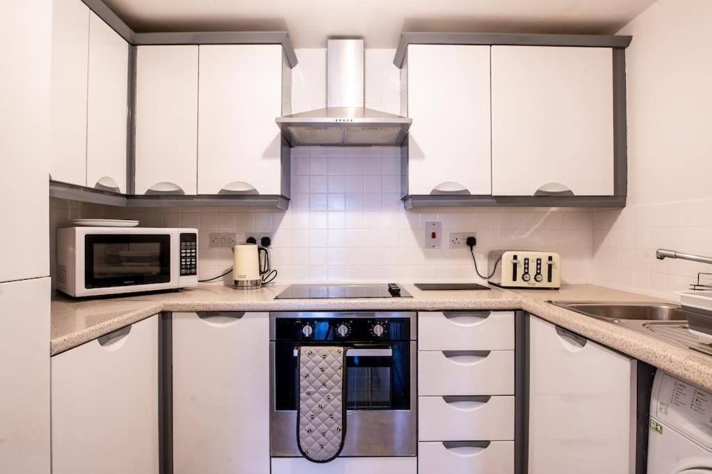 Centre Apartment, Free Parking, Sleeps 6, Smart Tvs, Long Term Disc Apartment Manchester