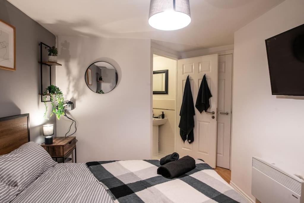 Apartment Centre Apartment, Free Parking, Sleeps 6, Smart Tvs, Long Term Disc Manchester