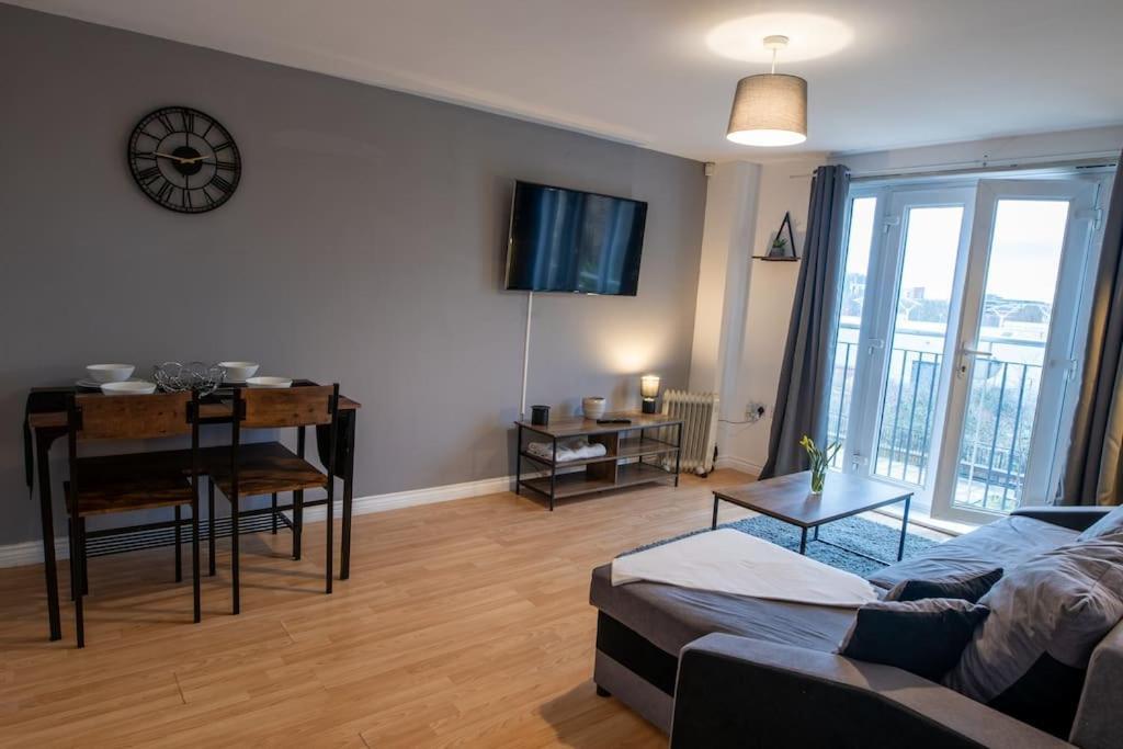 Centre Apartment, Free Parking, Sleeps 6, Smart Tvs, Long Term Disc Apartment *