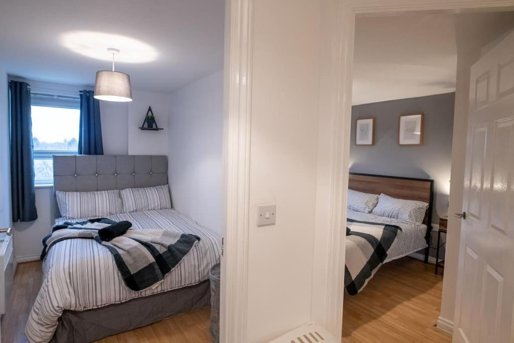 Centre Apartment, Free Parking, Sleeps 6, Smart Tvs, Long Term Disc *