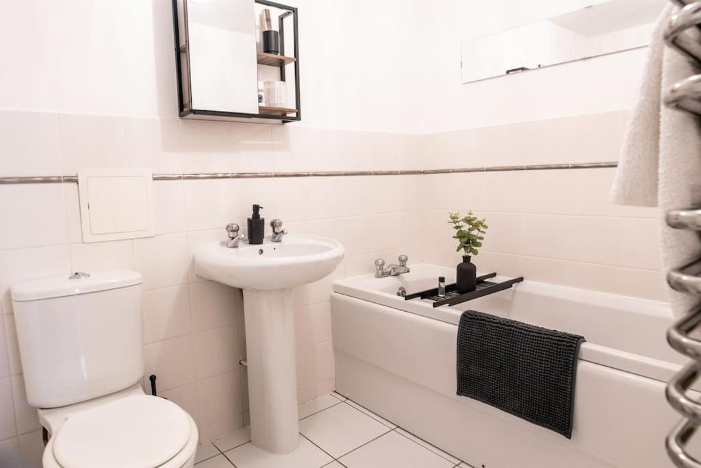 Centre Apartment, Free Parking, Sleeps 6, Smart Tvs, Long Term Disc Manchester