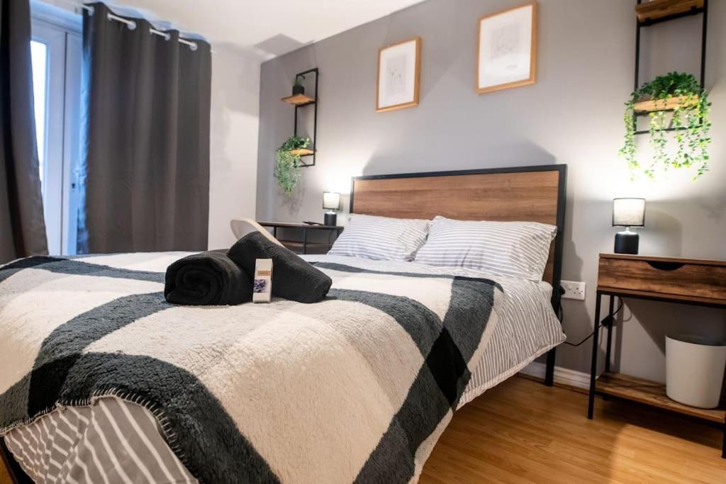 Apartment Centre Apartment, Free Parking, Sleeps 6, Smart Tvs, Long Term Disc